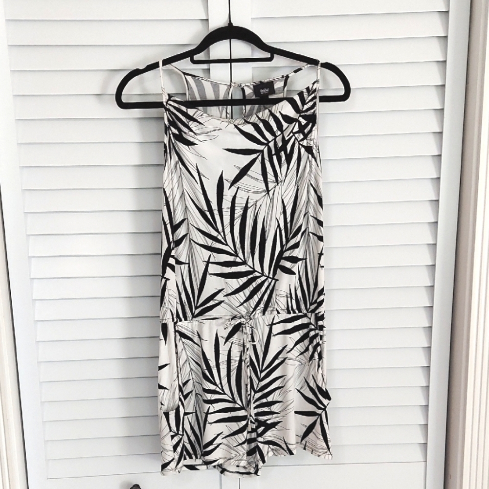 Mossimo Romper, Size S/P, Black & White Palm Print, Boatneck, Pockets! Tie Belt